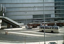 800586 Gezicht op het streekbusstation op het Jaarbeursplein te Utrecht.